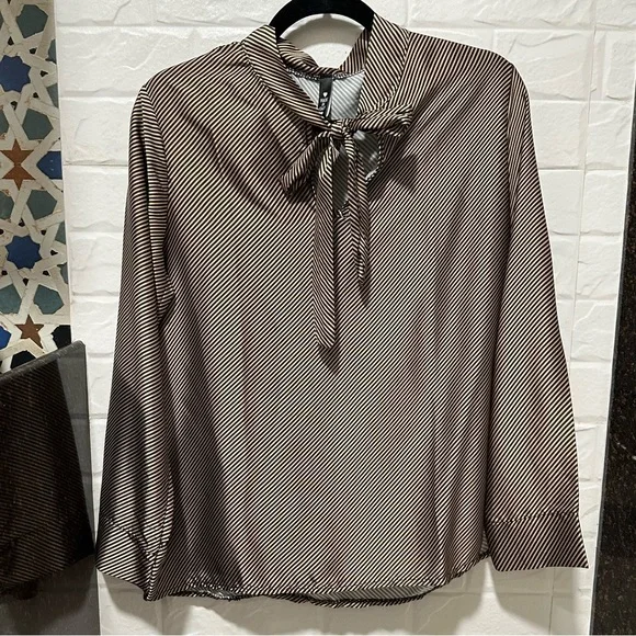 Gold full sleeves top with a knot ✨👚 - Picture 1 of 4